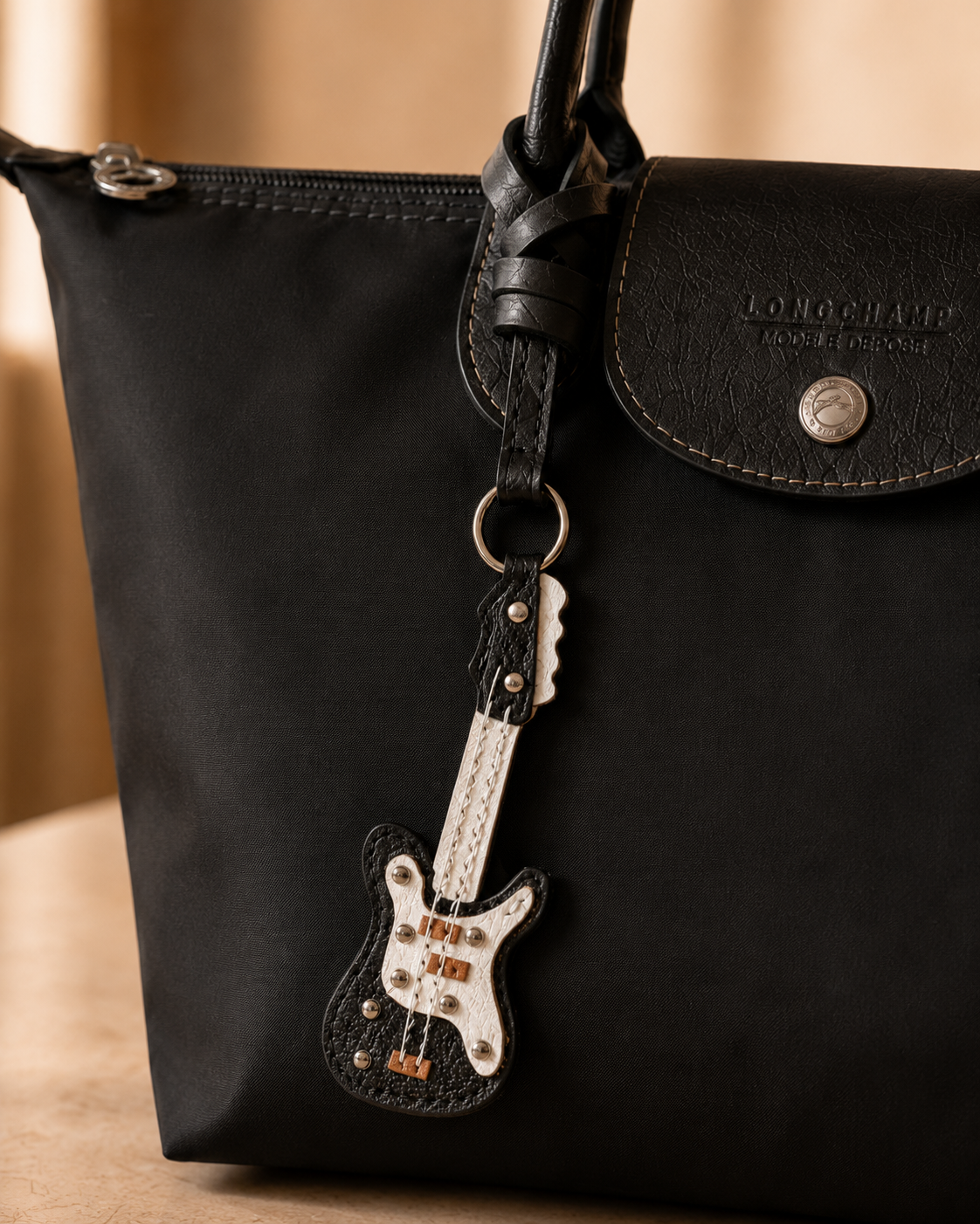 Bag Charm Guitarra em uso com bolsa - Charmme Brasil