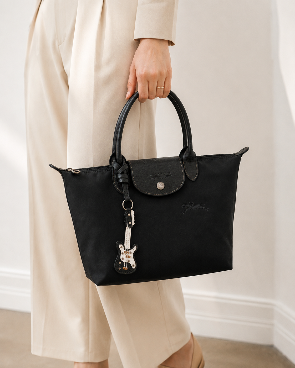 Bag Charm Guitarra em uso com bolsa - Charmme Brasil
