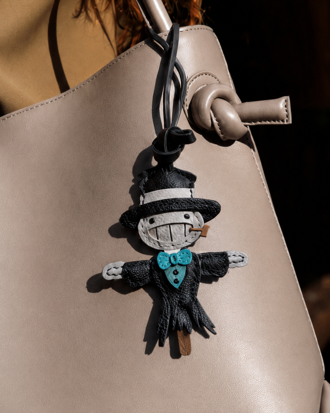 Bag Charm Espantalho em uso com bolsa - Charmme Brasil