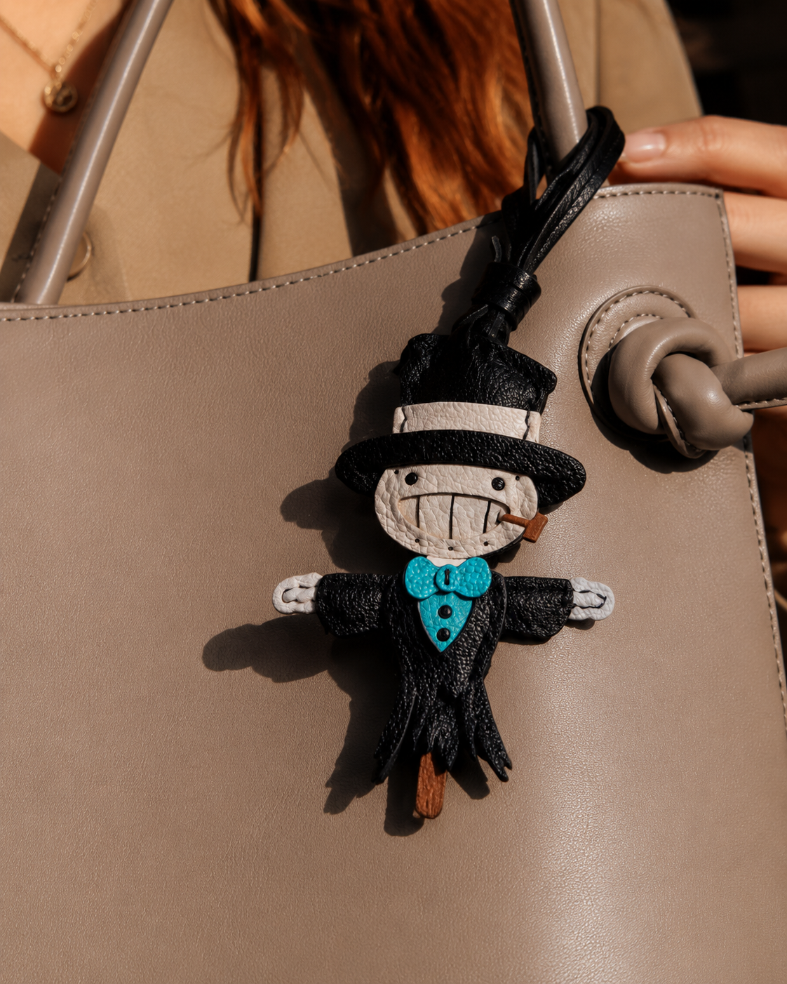 Bag Charm Espantalho em uso com bolsa - Charmme Brasil