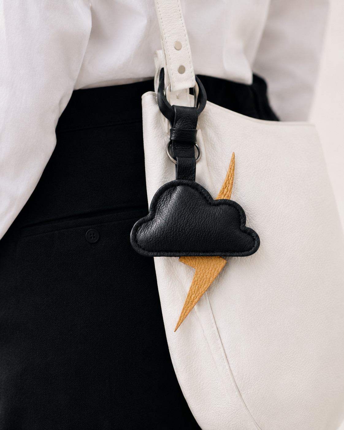 Bag Charm Tempestade em uso com bolsa - Charmme Brasil