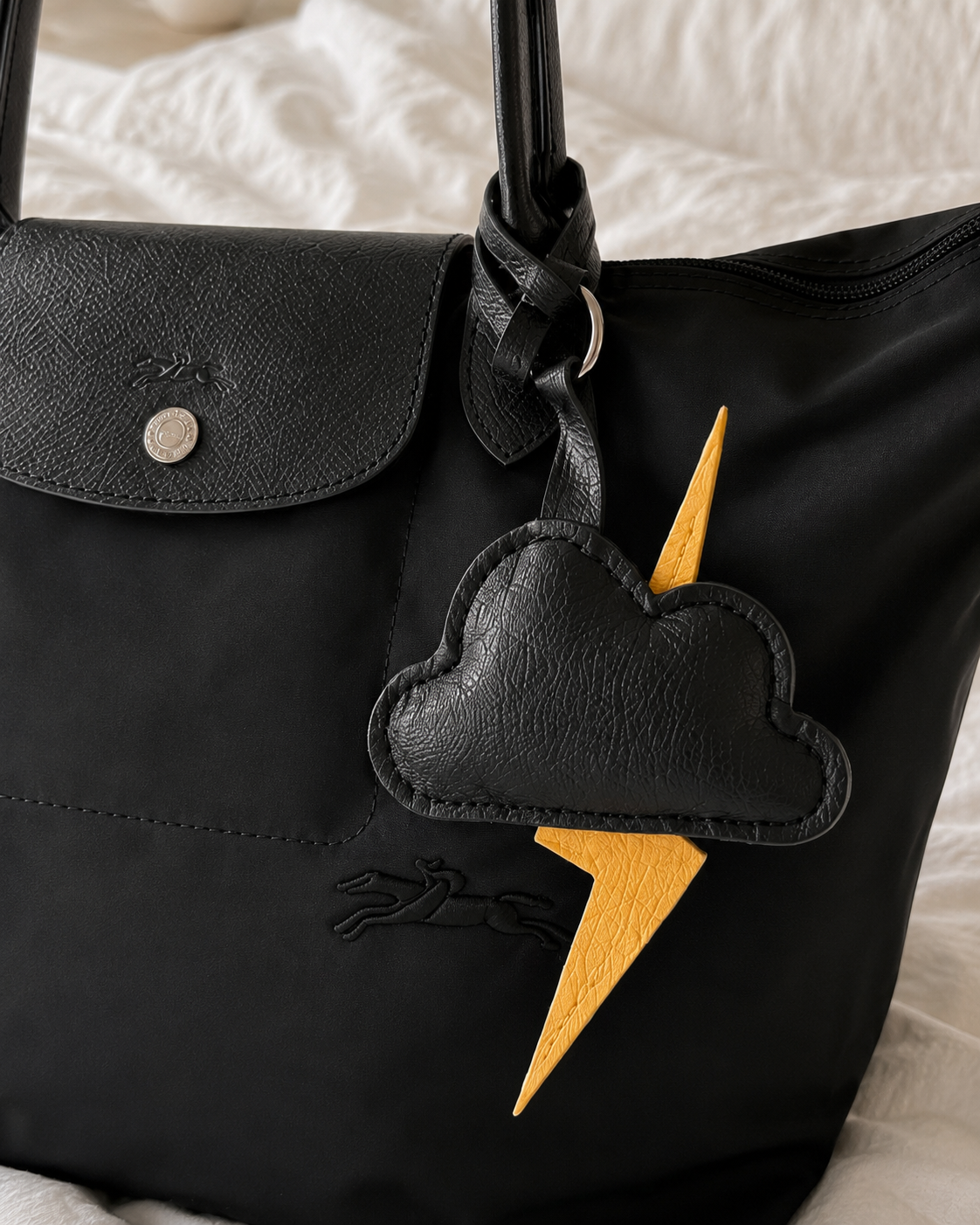 Bag Charm Tempestade em uso com bolsa - Charmme Brasil