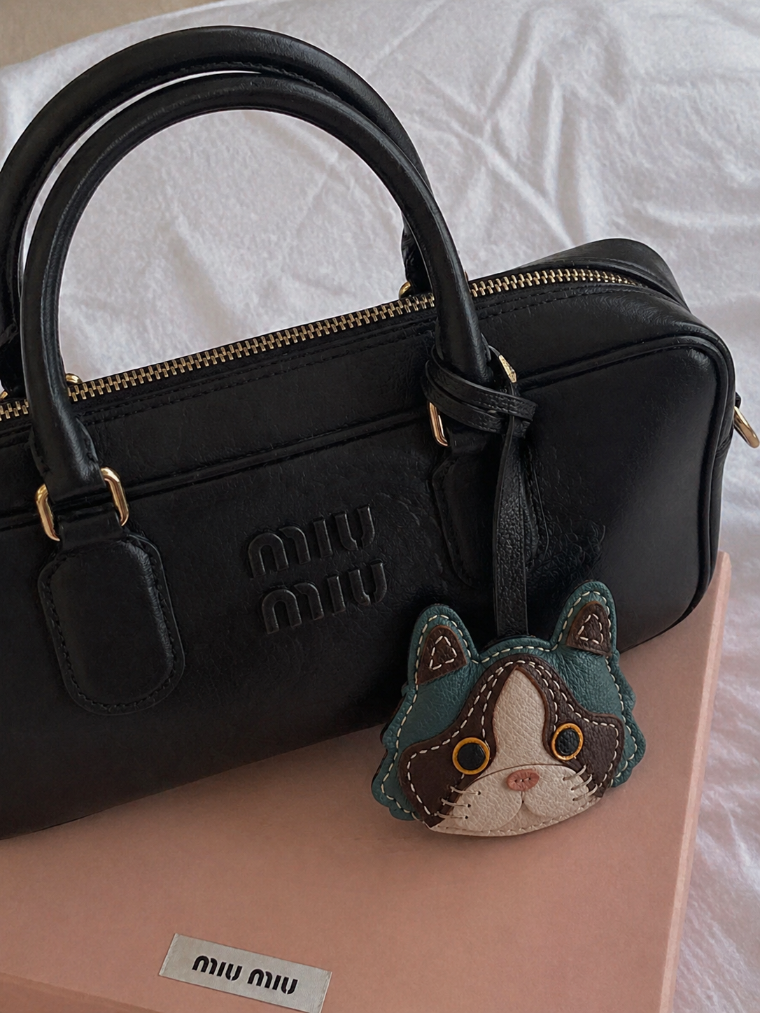 Bag Charm Gato Siamês em uso com bolsa - Charmme Brasil