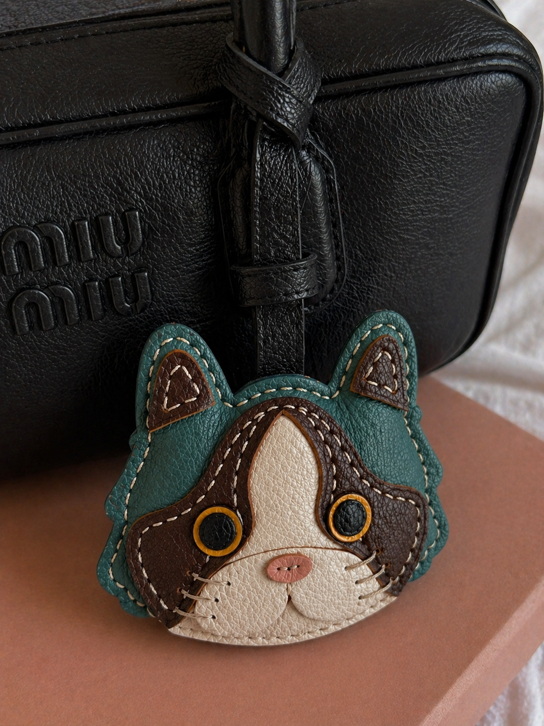 Bag Charm Gato Siamês em uso com bolsa - Charmme Brasil