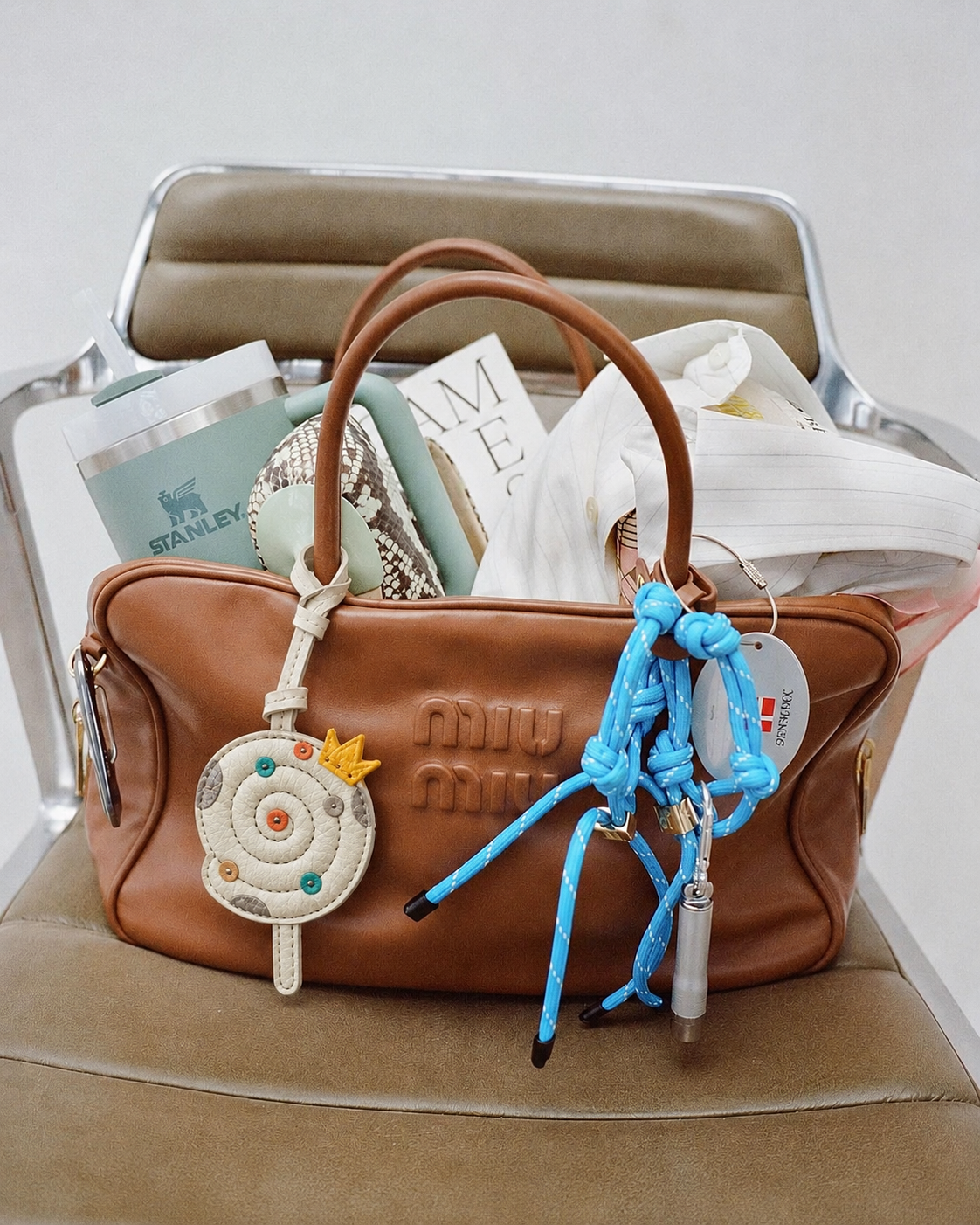 Bag Charm Pirulito em uso com bolsa - Charmme Brasil
