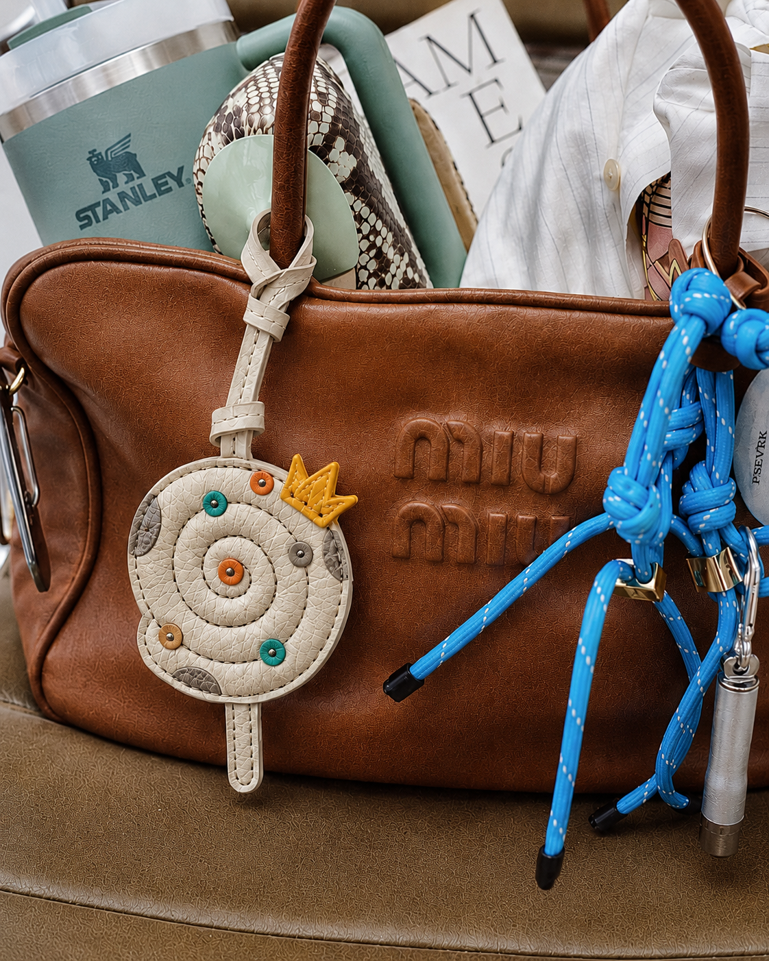 Bag Charm Pirulito em uso com bolsa - Charmme Brasil