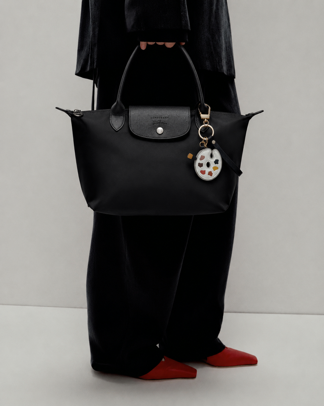 Bag Charm Paleta Artista em uso com bolsa - Charmme Brasil