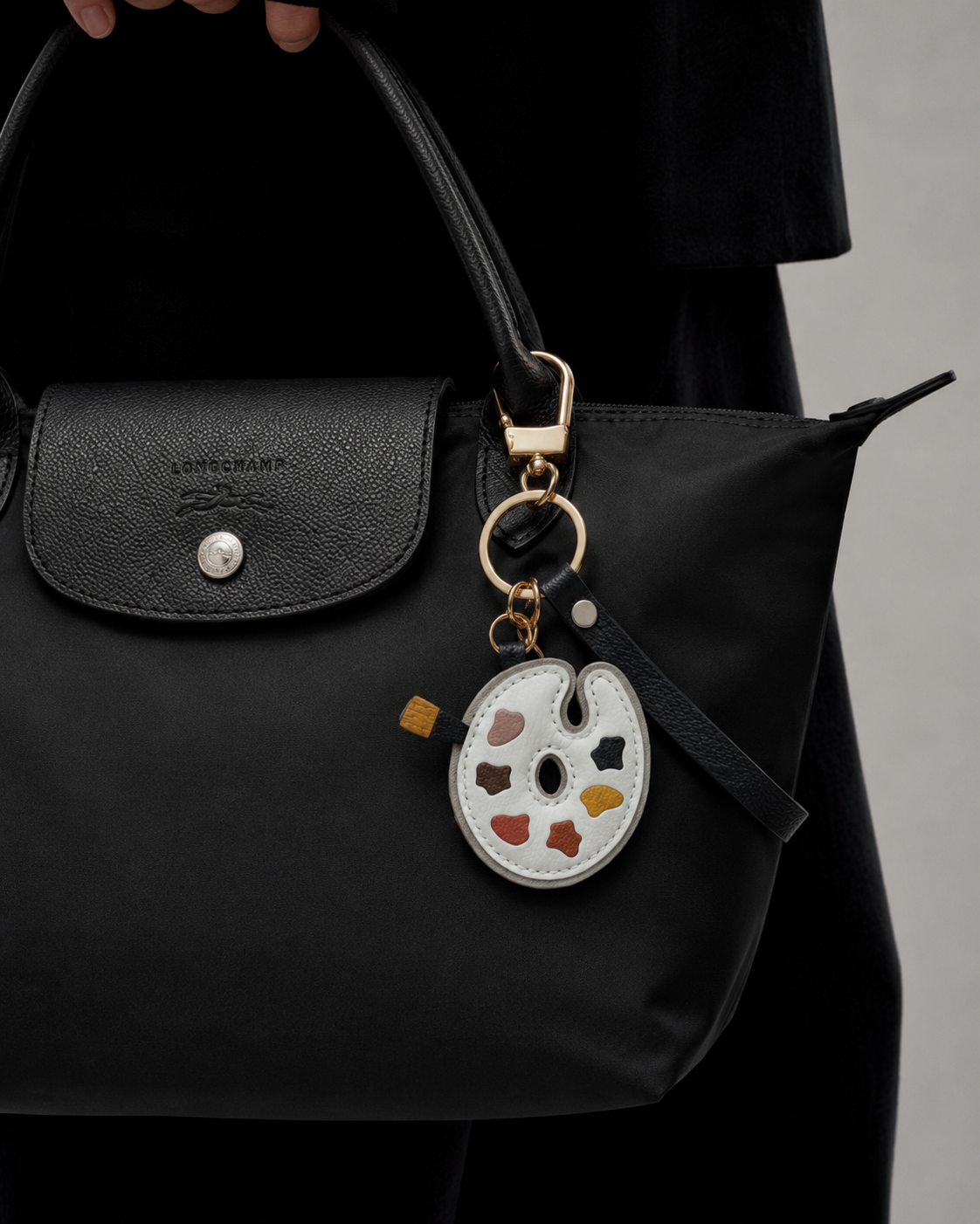 Bag Charm Paleta Artista em uso com bolsa - Charmme Brasil