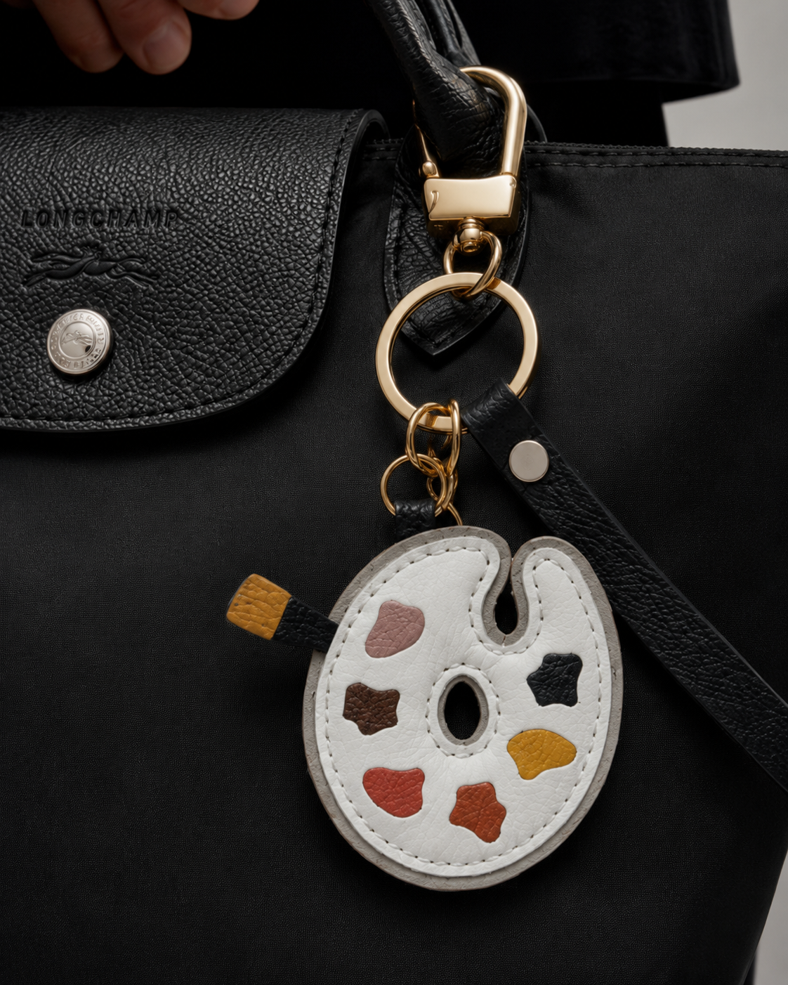 Bag Charm Paleta Artista em uso com bolsa - Charmme Brasil