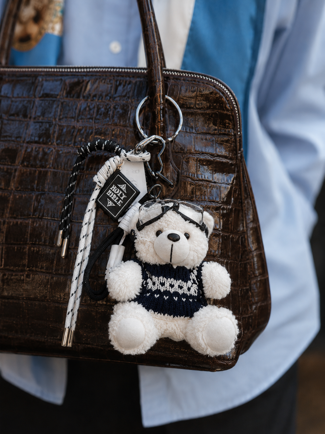Bag Charm Ursinho Polar Bíblia em uso com bolsa - Charmme Brasil