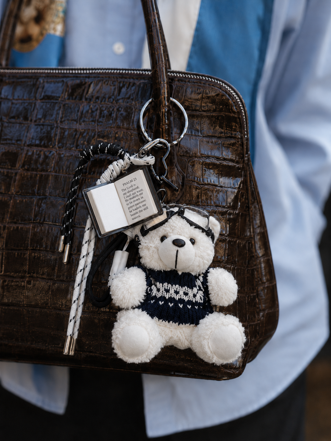 Bag Charm Ursinho Polar Bíblia em uso com bolsa - Charmme Brasil