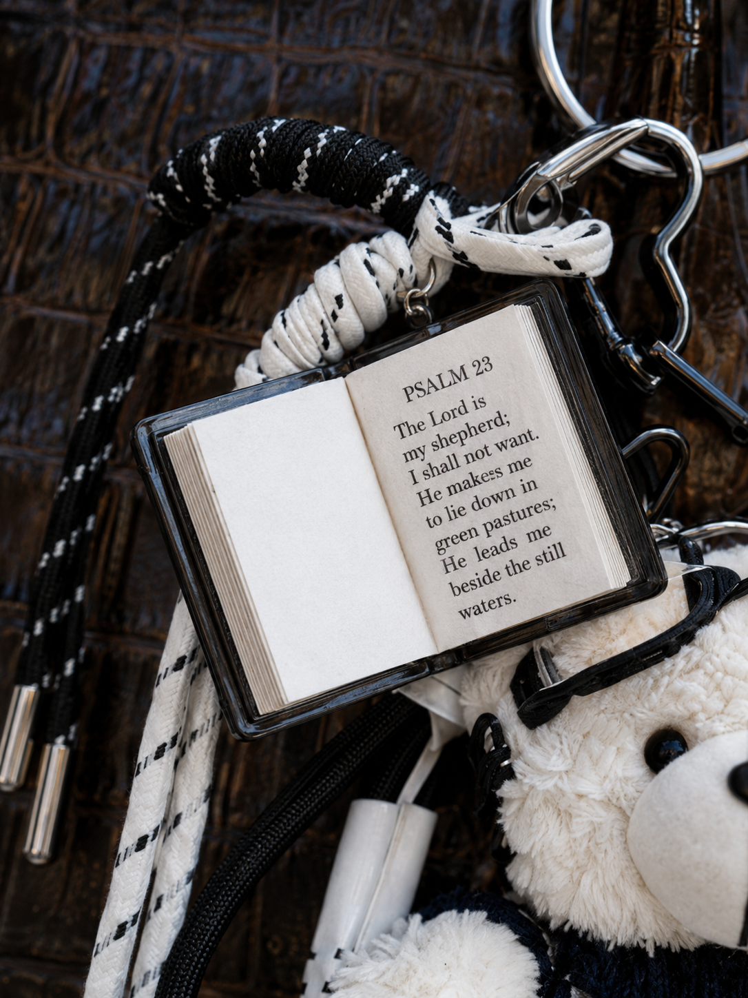 Bag Charm Ursinho Polar Bíblia em uso com bolsa - Charmme Brasil