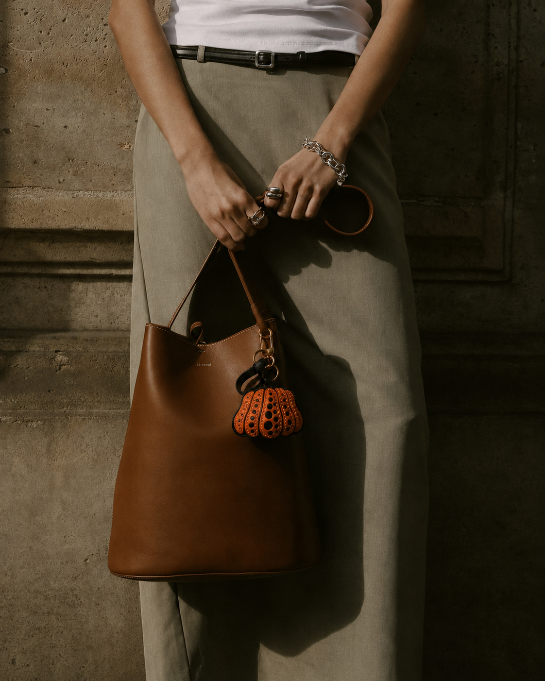 Bag Charm Abóbora em uso com bolsa - Charmme Brasil