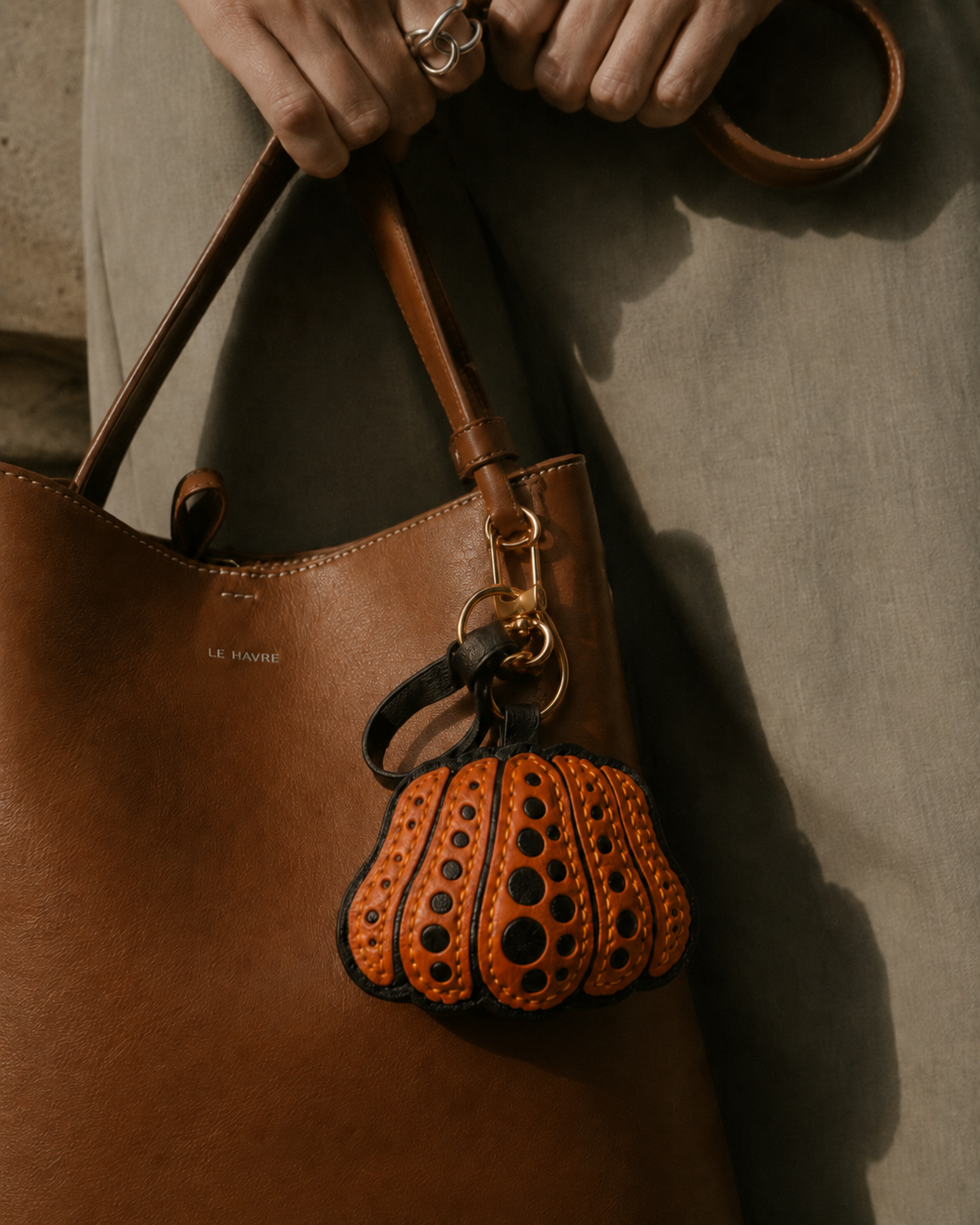 Bag Charm Abóbora em uso com bolsa - Charmme Brasil