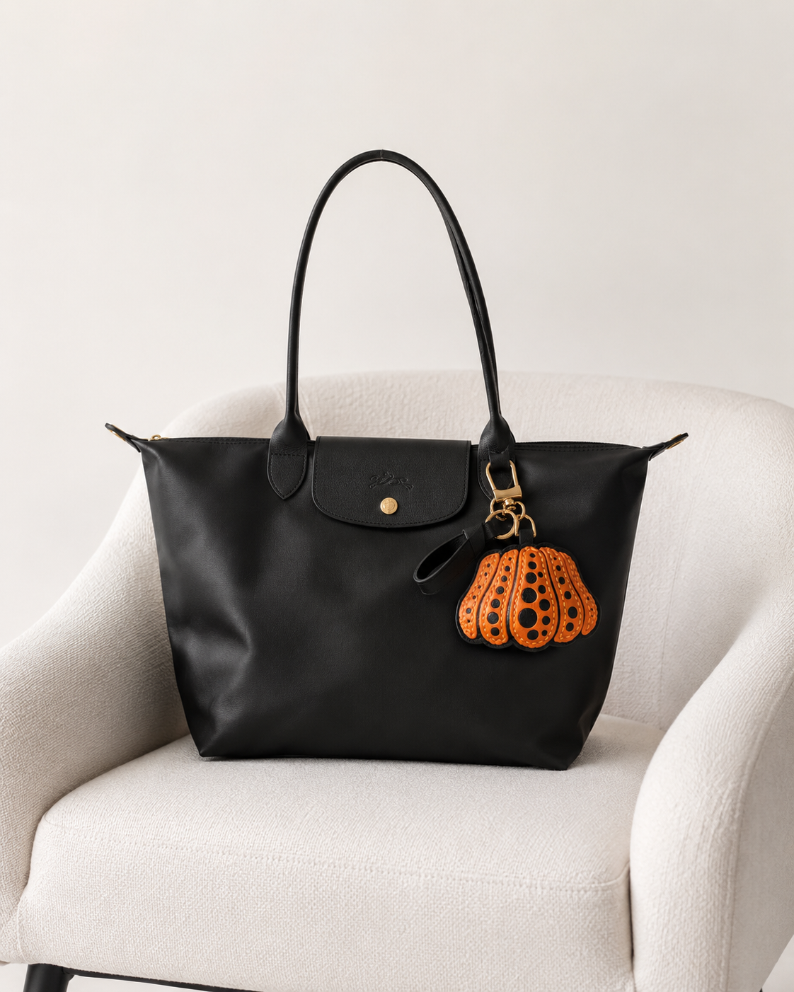 Bag Charm Abóbora em uso com bolsa - Charmme Brasil