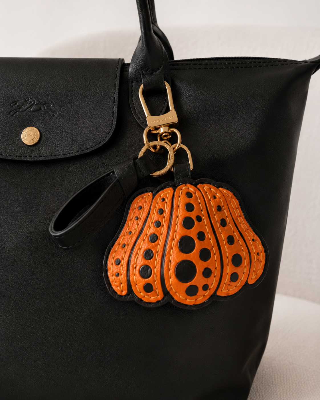 Bag Charm Abóbora em uso com bolsa - Charmme Brasil