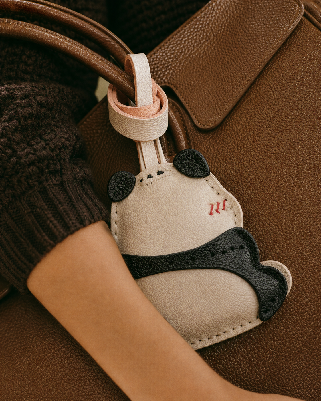 Bag Charm Panda em uso com bolsa - Charmme Brasil