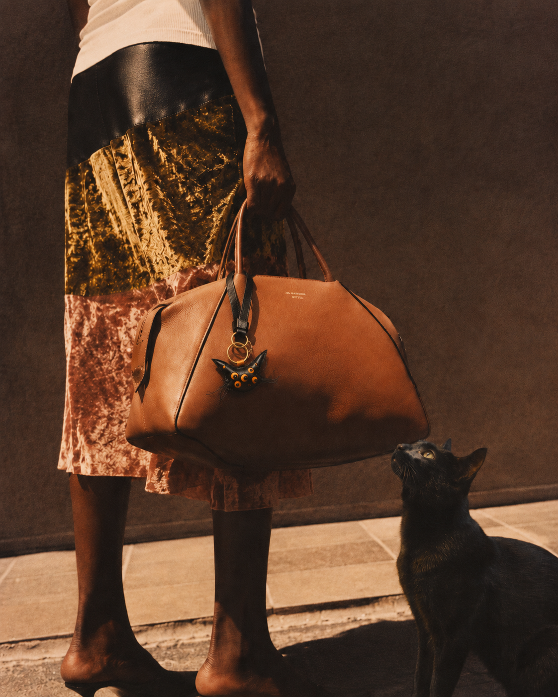 Bag Charm Gato Místico em uso com bolsa - Charmme Brasil