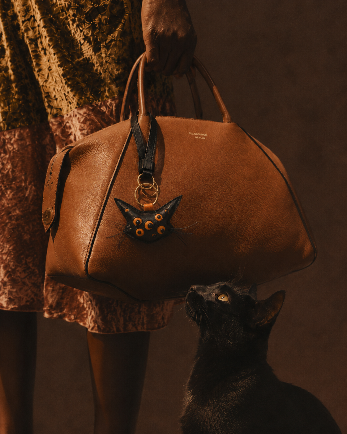 Bag Charm Gato Místico em uso com bolsa - Charmme Brasil