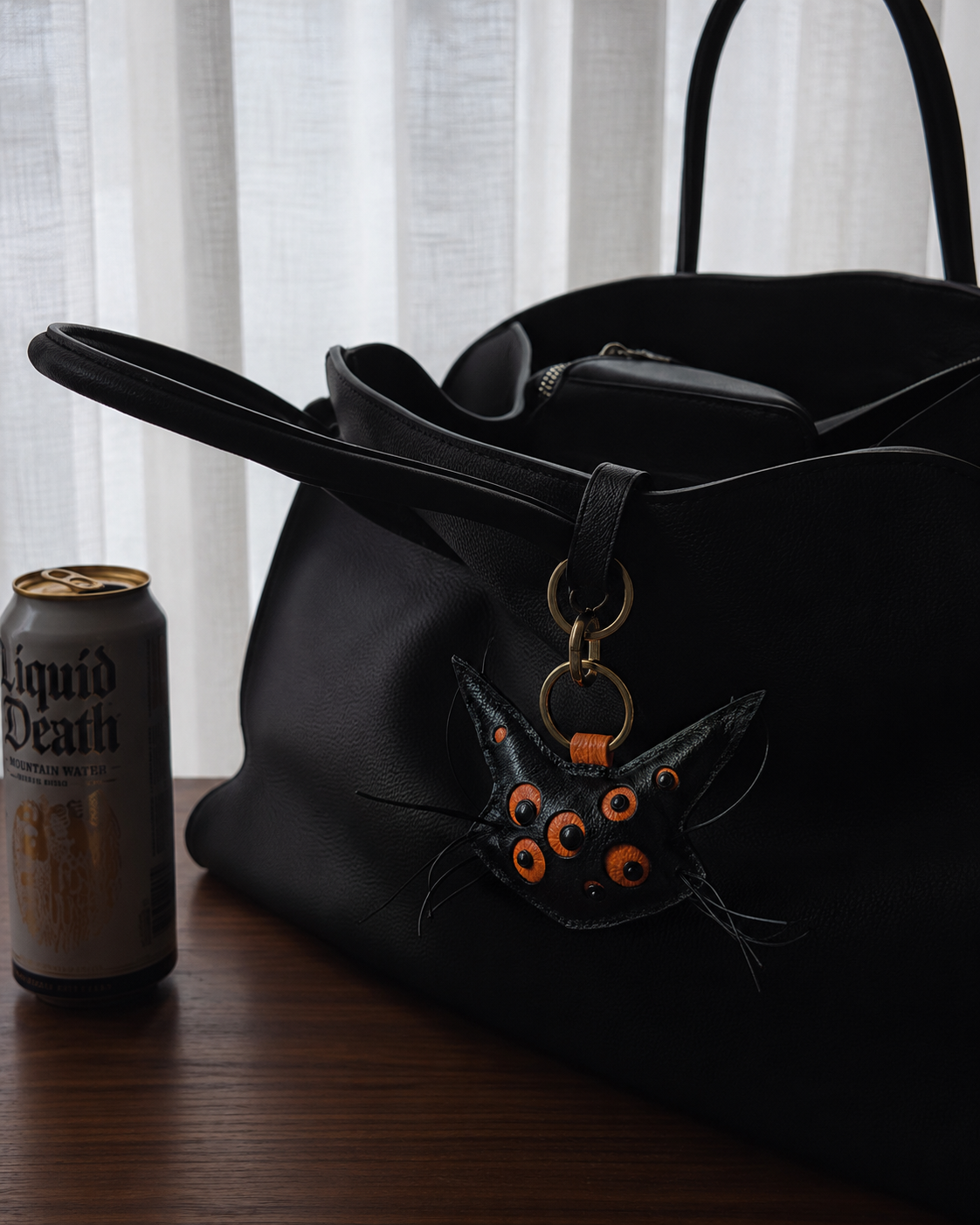 Bag Charm Gato Místico em uso com bolsa - Charmme Brasil