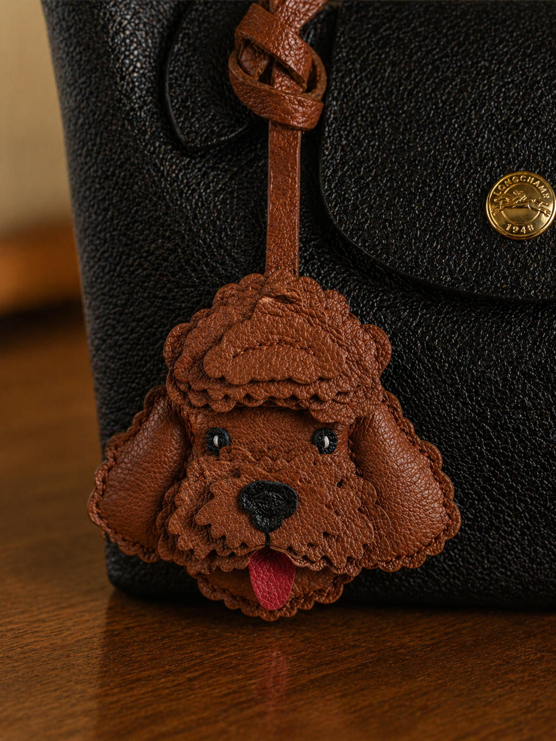 Bag Charm Poodle em uso com bolsa - Charmme Brasil