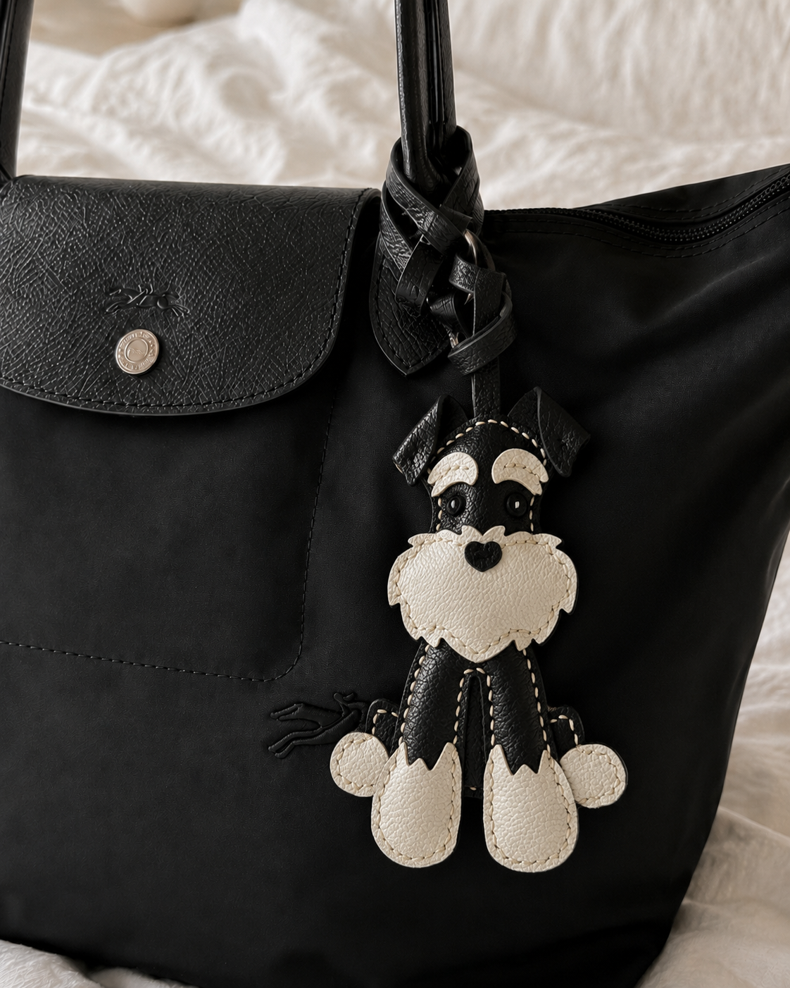 Bag Charm Schnauzer em uso com bolsa - Charmme Brasil