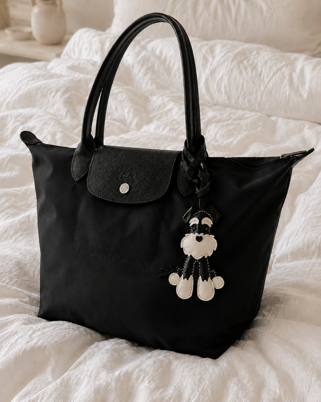 Bag Charm Schnauzer em uso com bolsa - Charmme Brasil