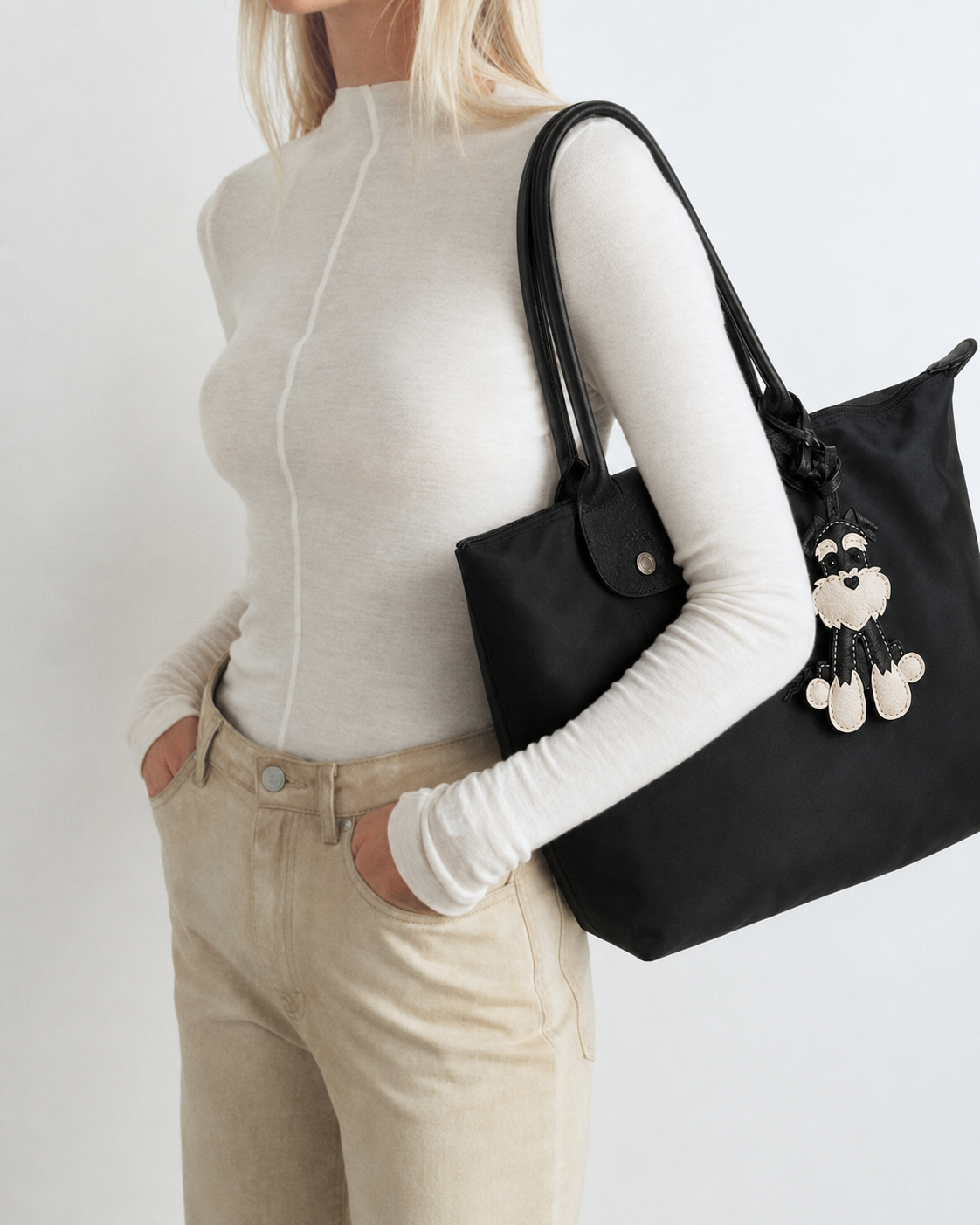 Bag Charm Schnauzer em uso com bolsa - Charmme Brasil