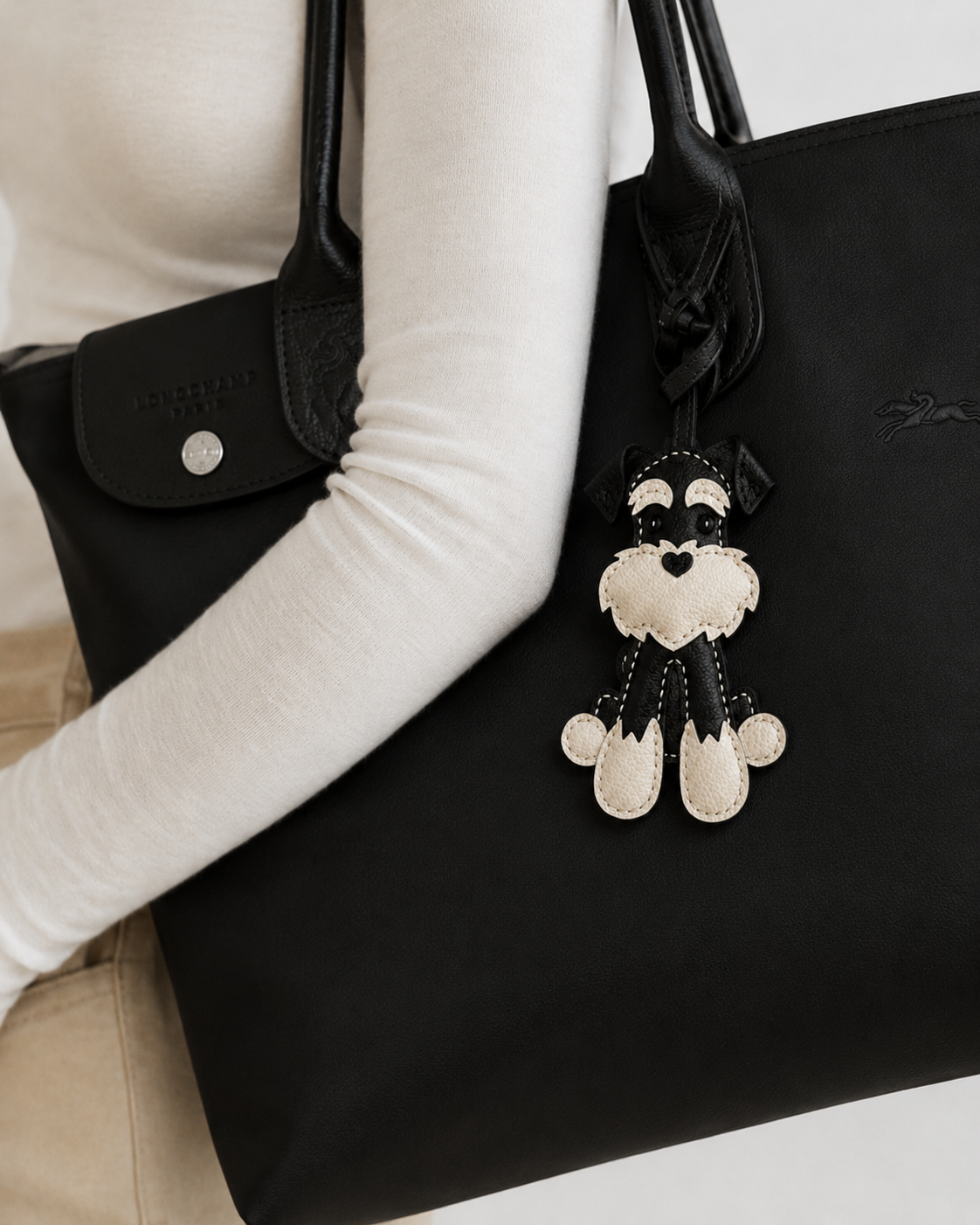 Bag Charm Schnauzer em uso com bolsa - Charmme Brasil