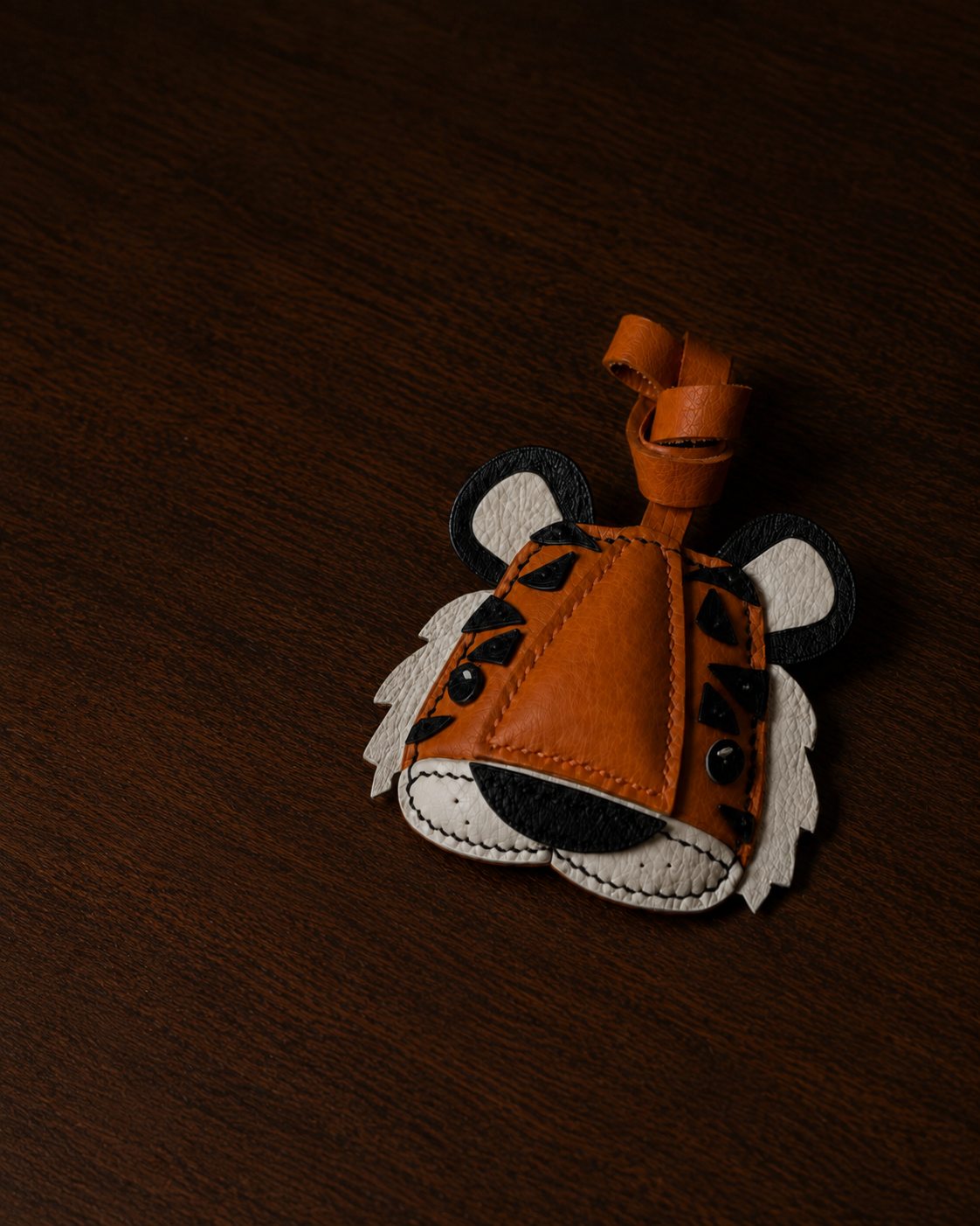 Bag Charm Tigre em uso com bolsa - Charmme Brasil