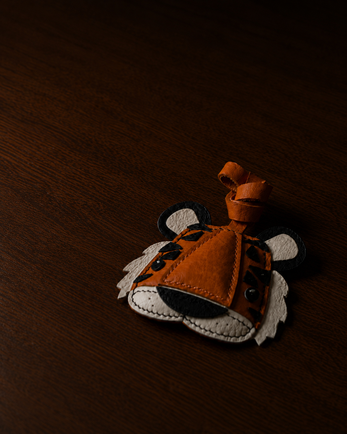 Bag Charm Tigre em uso com bolsa - Charmme Brasil