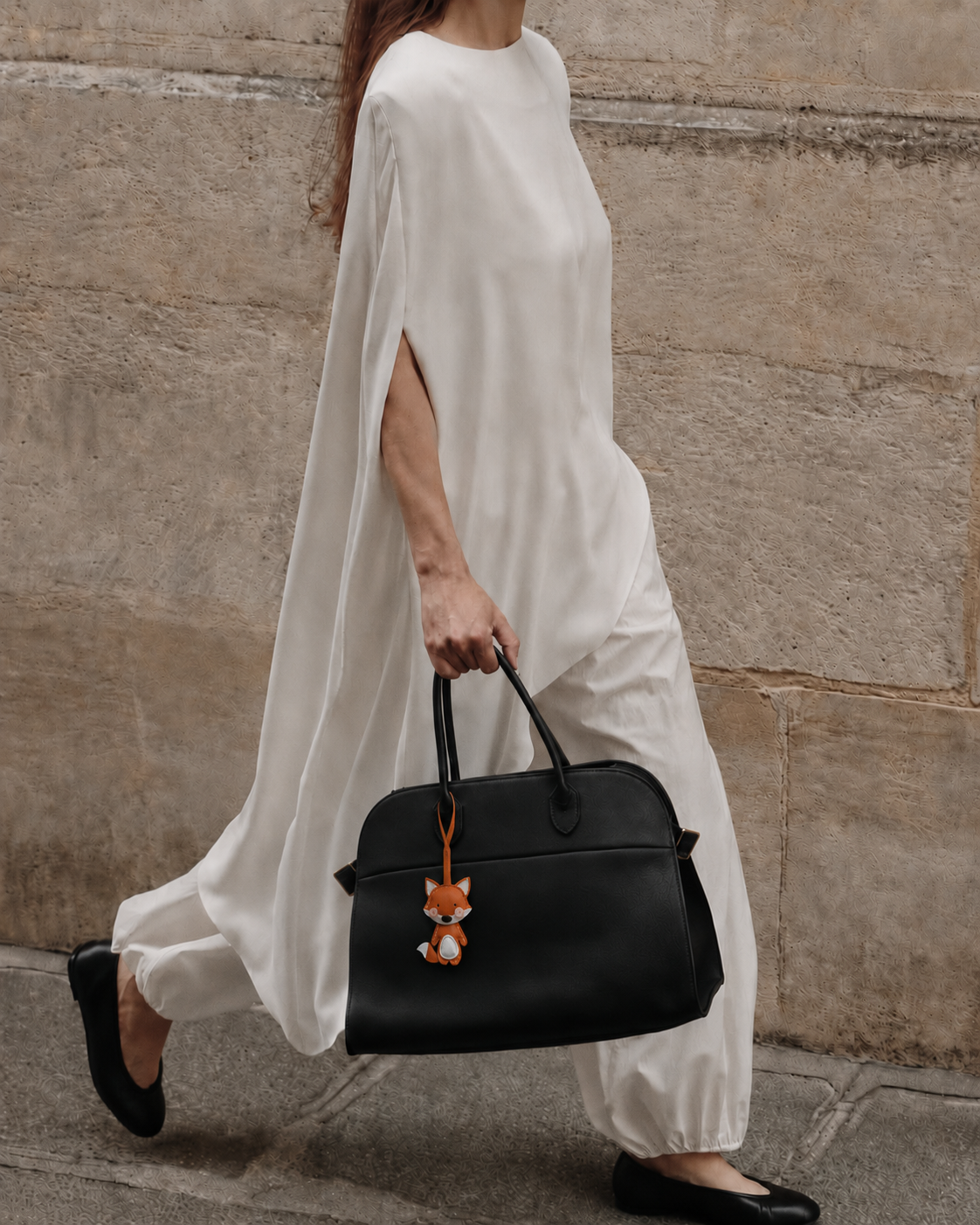 Bag Charm Raposa em uso com bolsa - Charmme Brasil