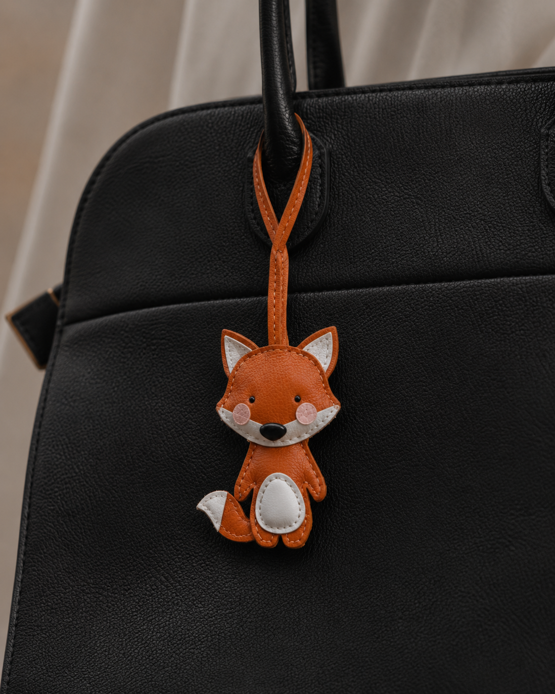 Bag Charm Raposa em uso com bolsa - Charmme Brasil