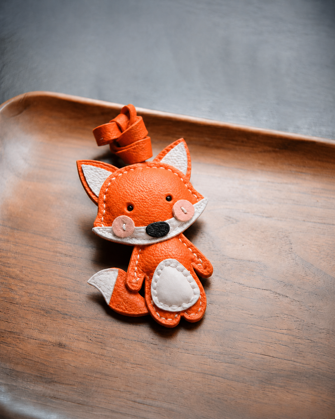 Bag Charm Raposa em uso com bolsa - Charmme Brasil