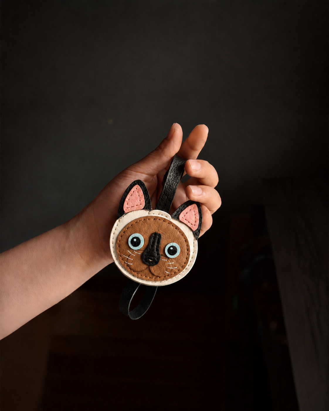 Bag Charm Gato Siamês Ponto Foca em uso com bolsa - Charmme Brasil