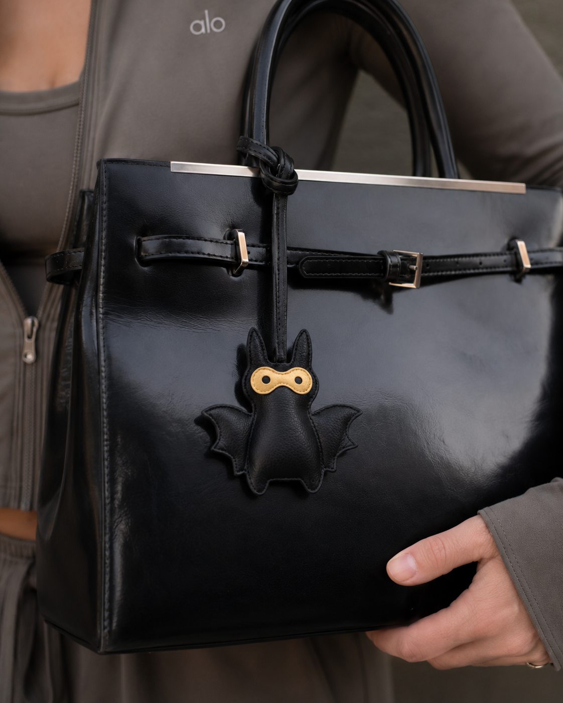 Bag Charm Morcego em uso com bolsa - Charmme Brasil