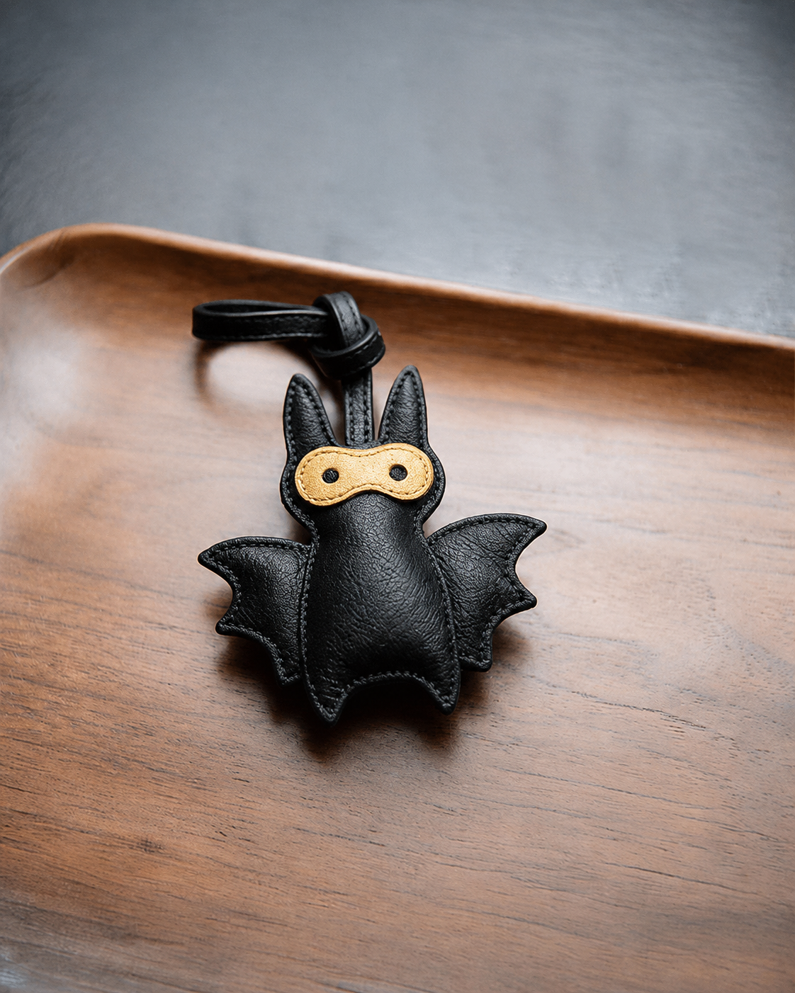 Bag Charm Morcego em uso com bolsa - Charmme Brasil