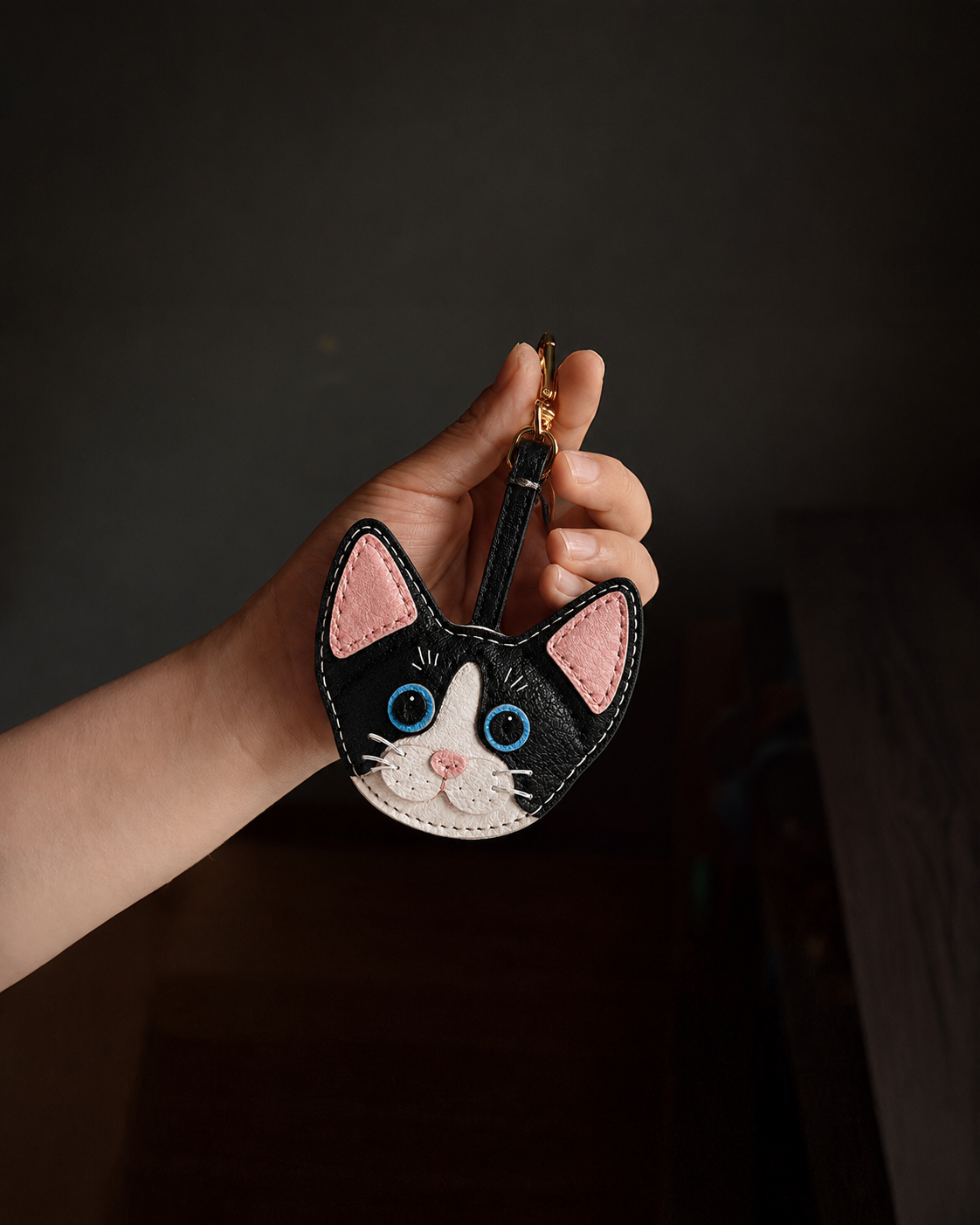 Bag Charm Gato Devon Rex em uso com bolsa - Charmme Brasil