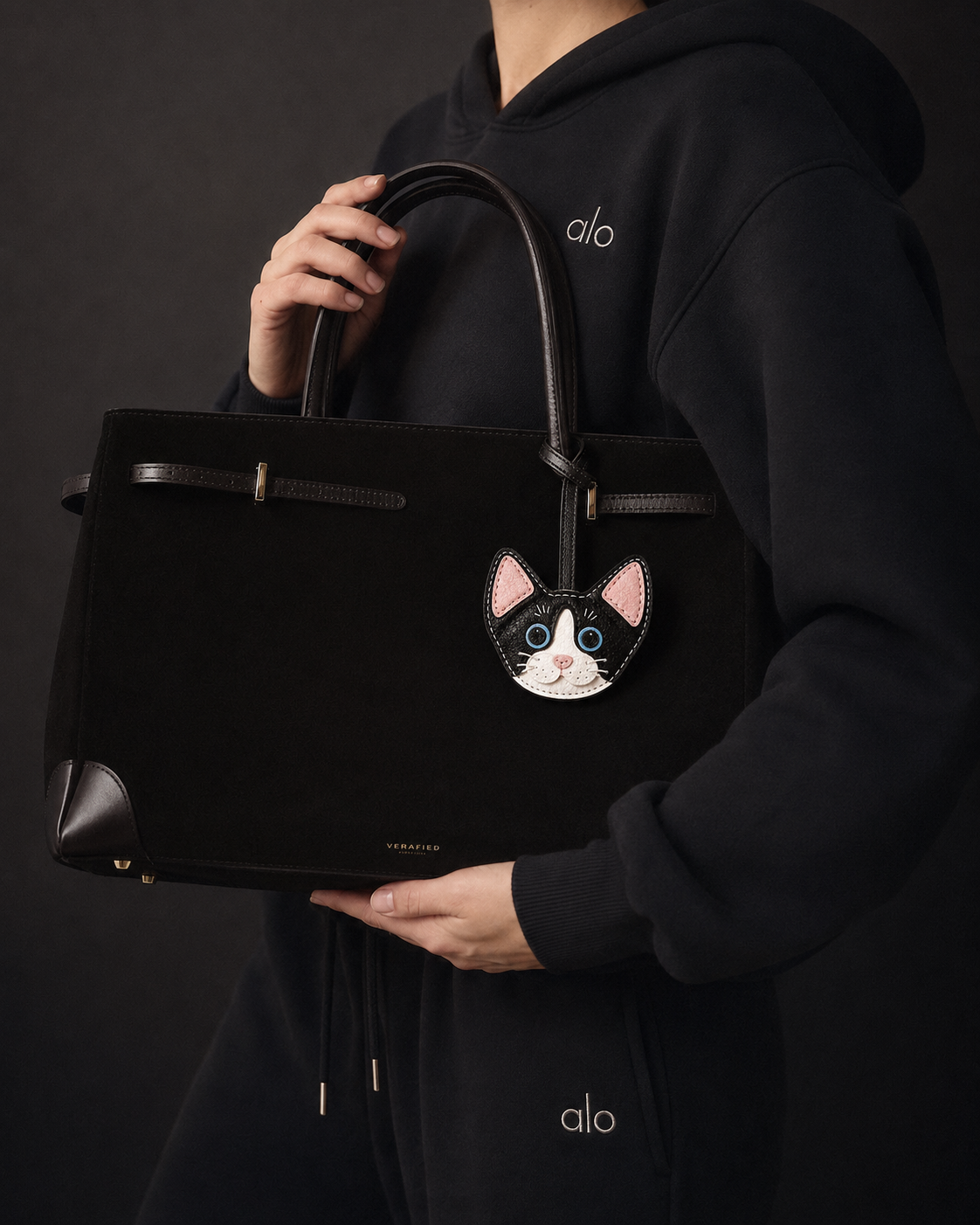Bag Charm Gato Devon Rex em uso com bolsa - Charmme Brasil