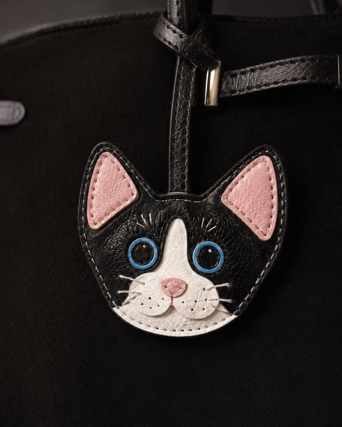 Bag Charm Gato Devon Rex em uso com bolsa - Charmme Brasil