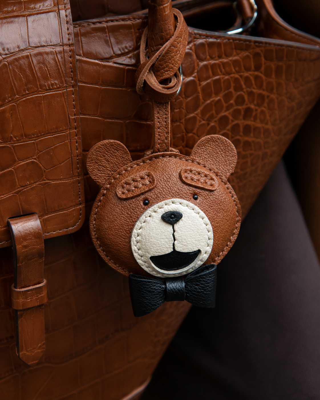 Bag Charm Bear em uso com bolsa - Charmme Brasil