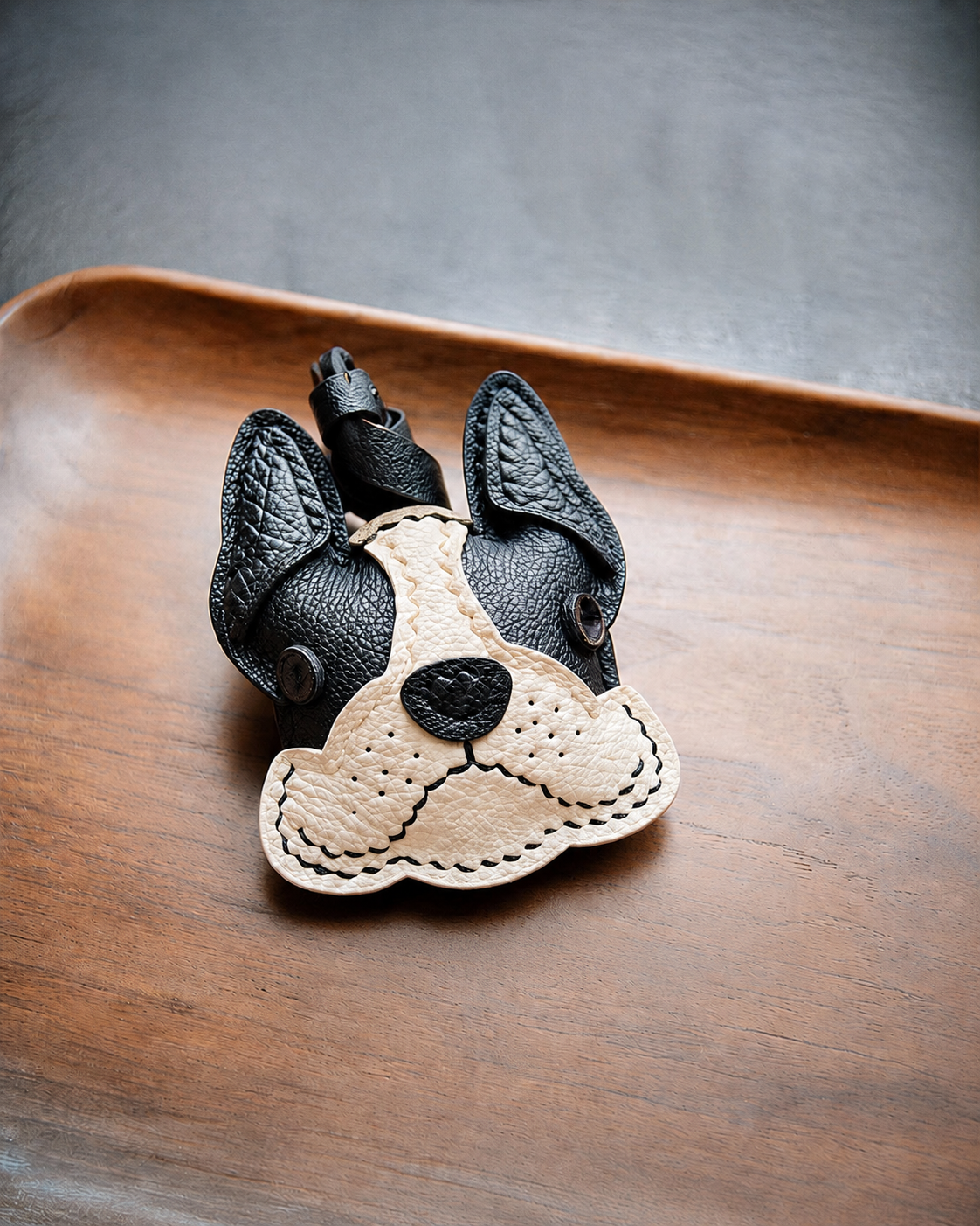 Bag Charm Bulldog Francês em uso com bolsa - Charmme Brasil