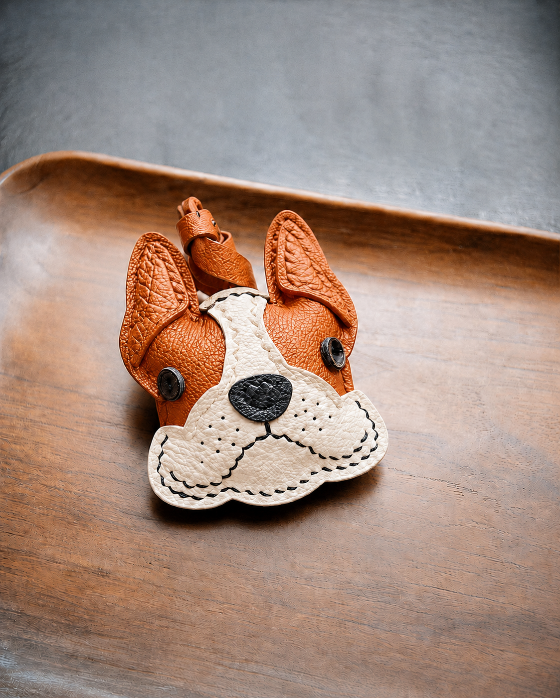 Bag Charm Bulldog Francês em uso com bolsa - Charmme Brasil