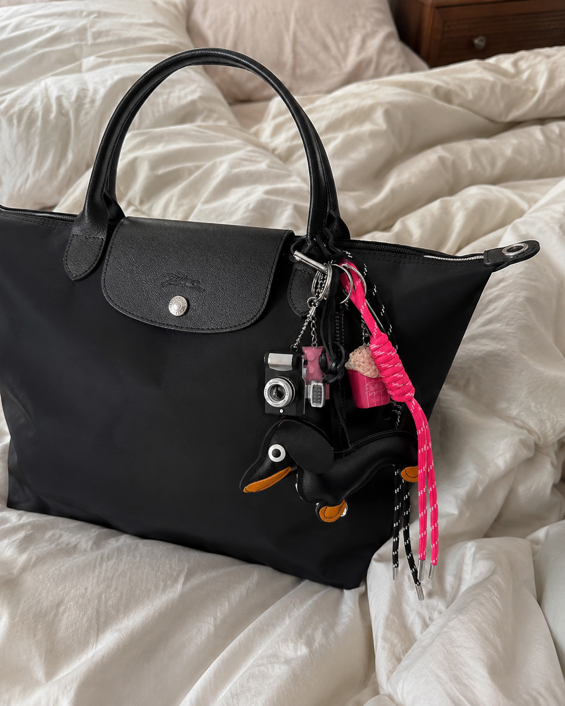 Bag Charm Cachorro Salsicha em uso com bolsa - Charmme Brasil