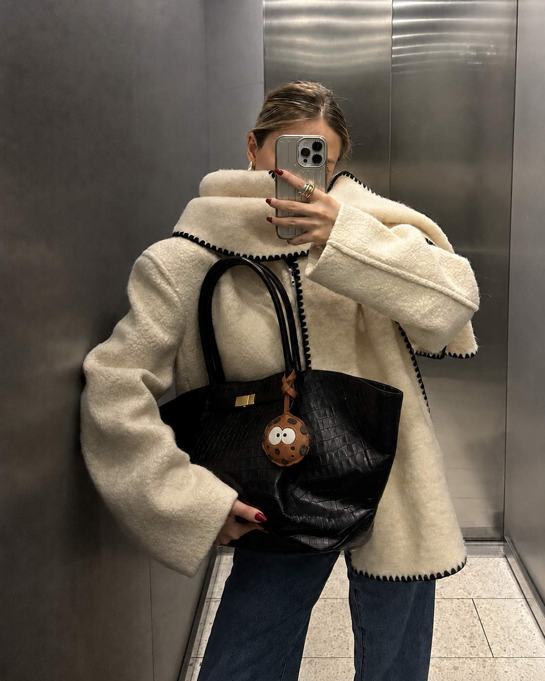 Bag Charm Biscoito de Couro em uso com bolsa - Charmme Brasil