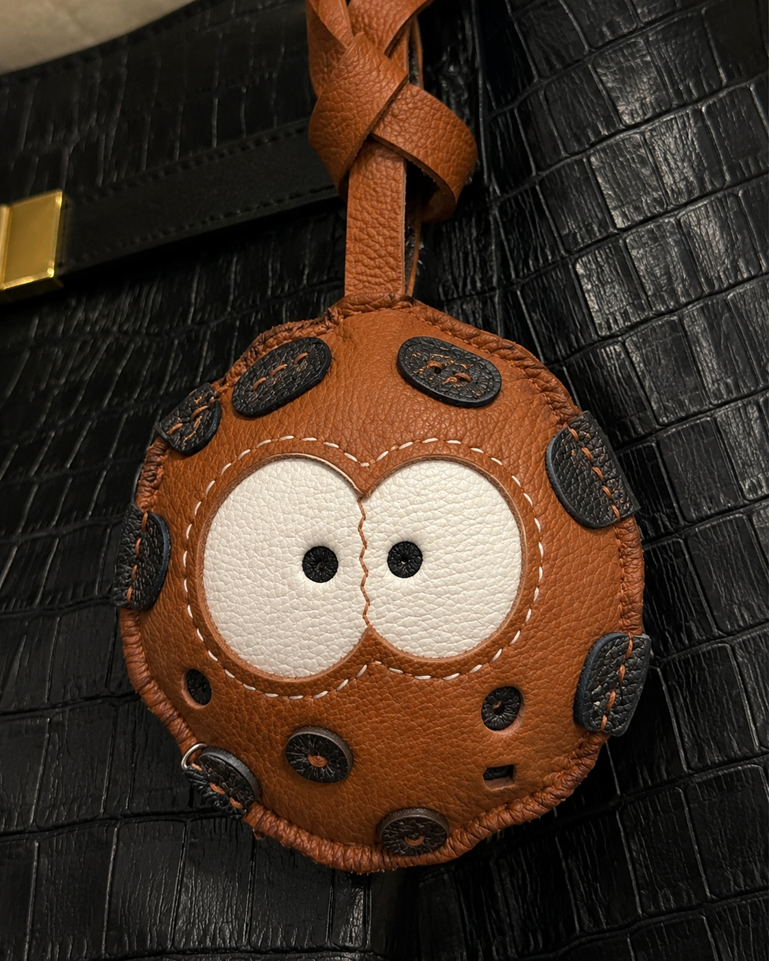 Bag Charm Biscoito de Couro em uso com bolsa - Charmme Brasil