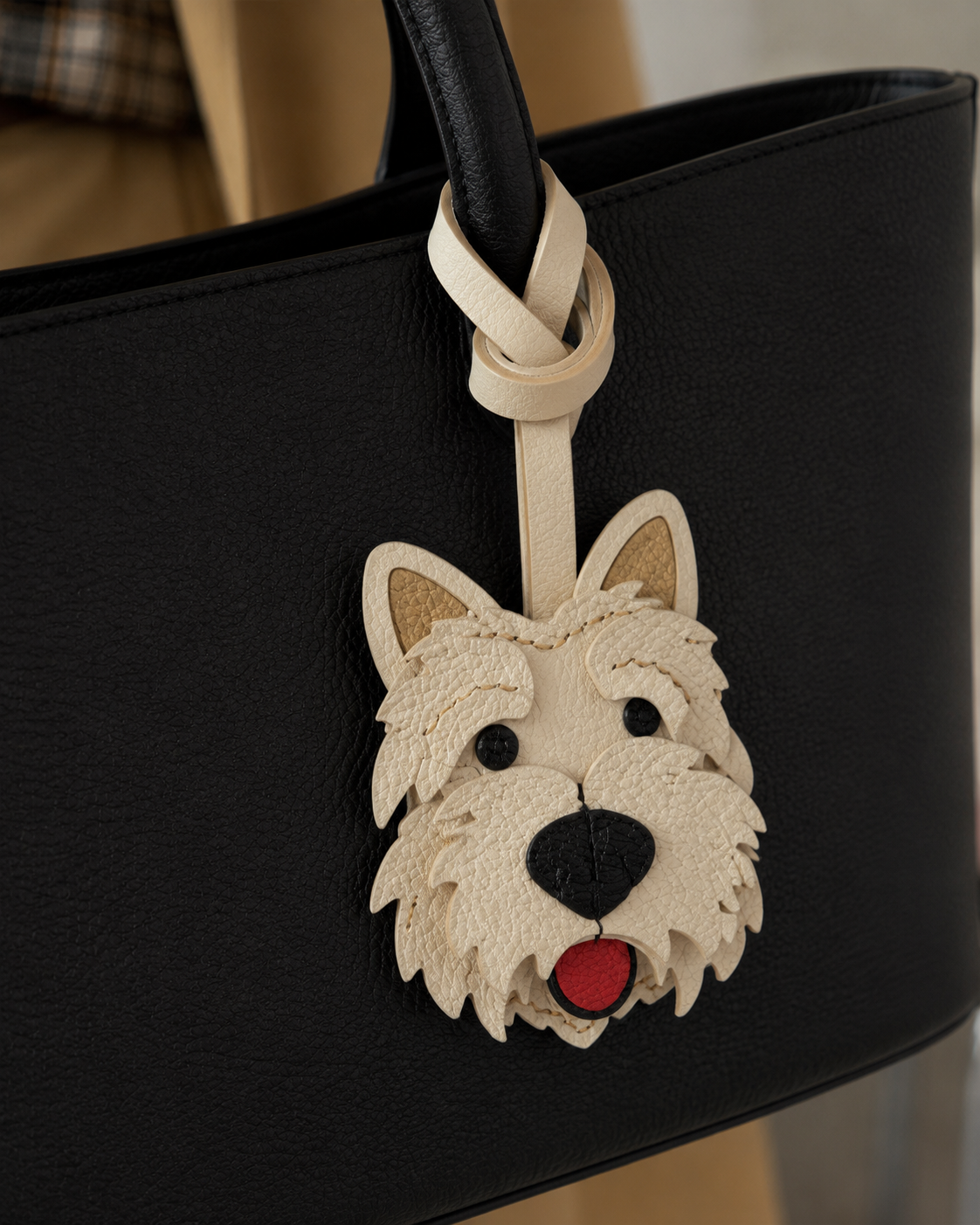 Bag Charm West Highland Terrier em uso com bolsa - Charmme Brasil