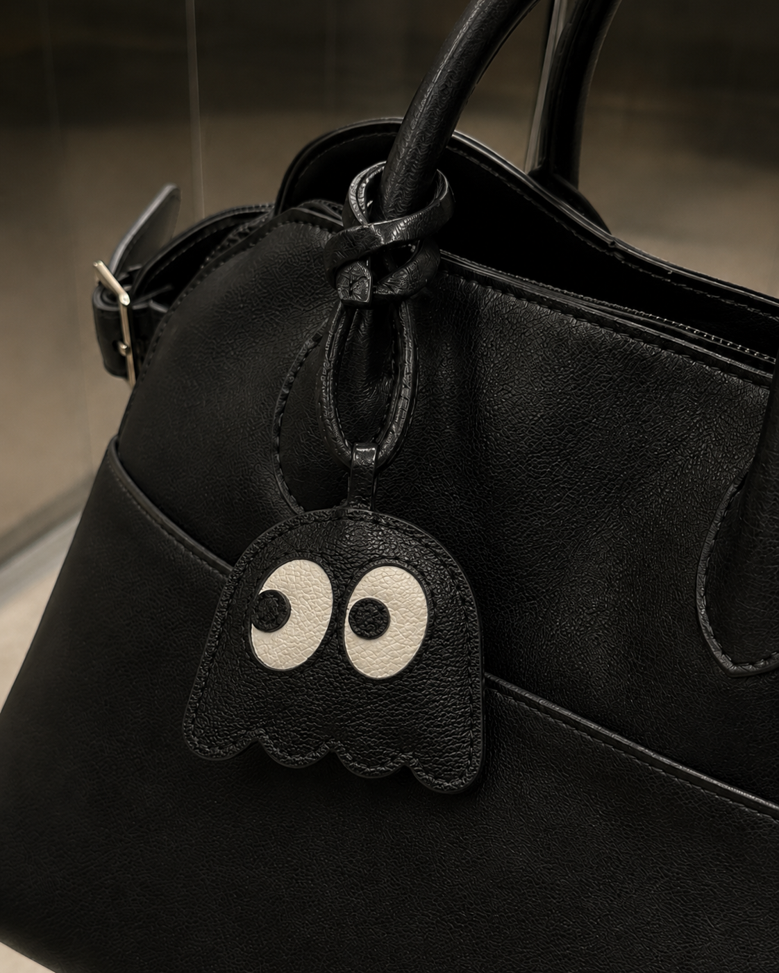 Bag Charm Fantasminha em uso com bolsa - Charmme Brasil