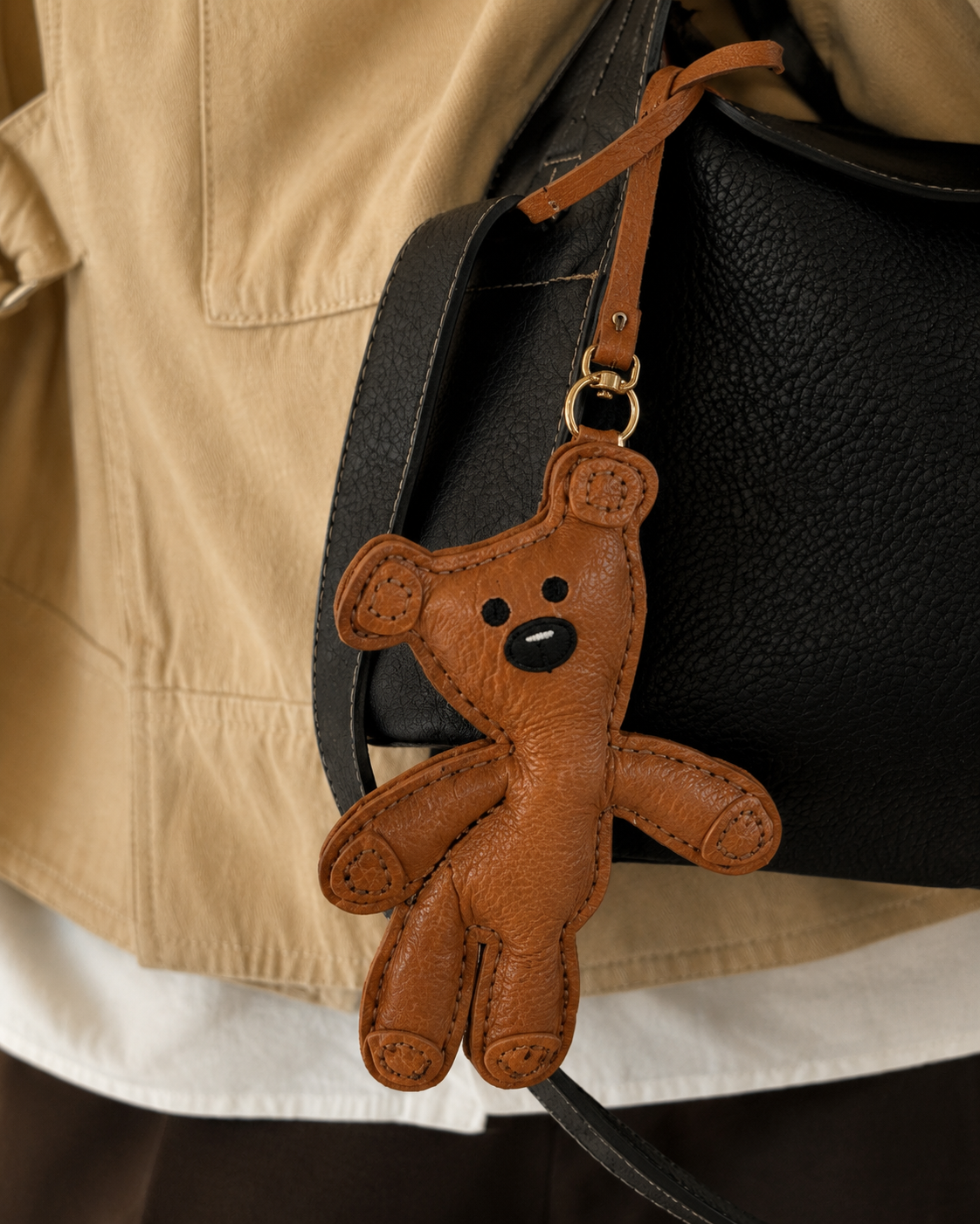 Bag Charm Teddy Mr. Bean em uso com bolsa - Charmme Brasil