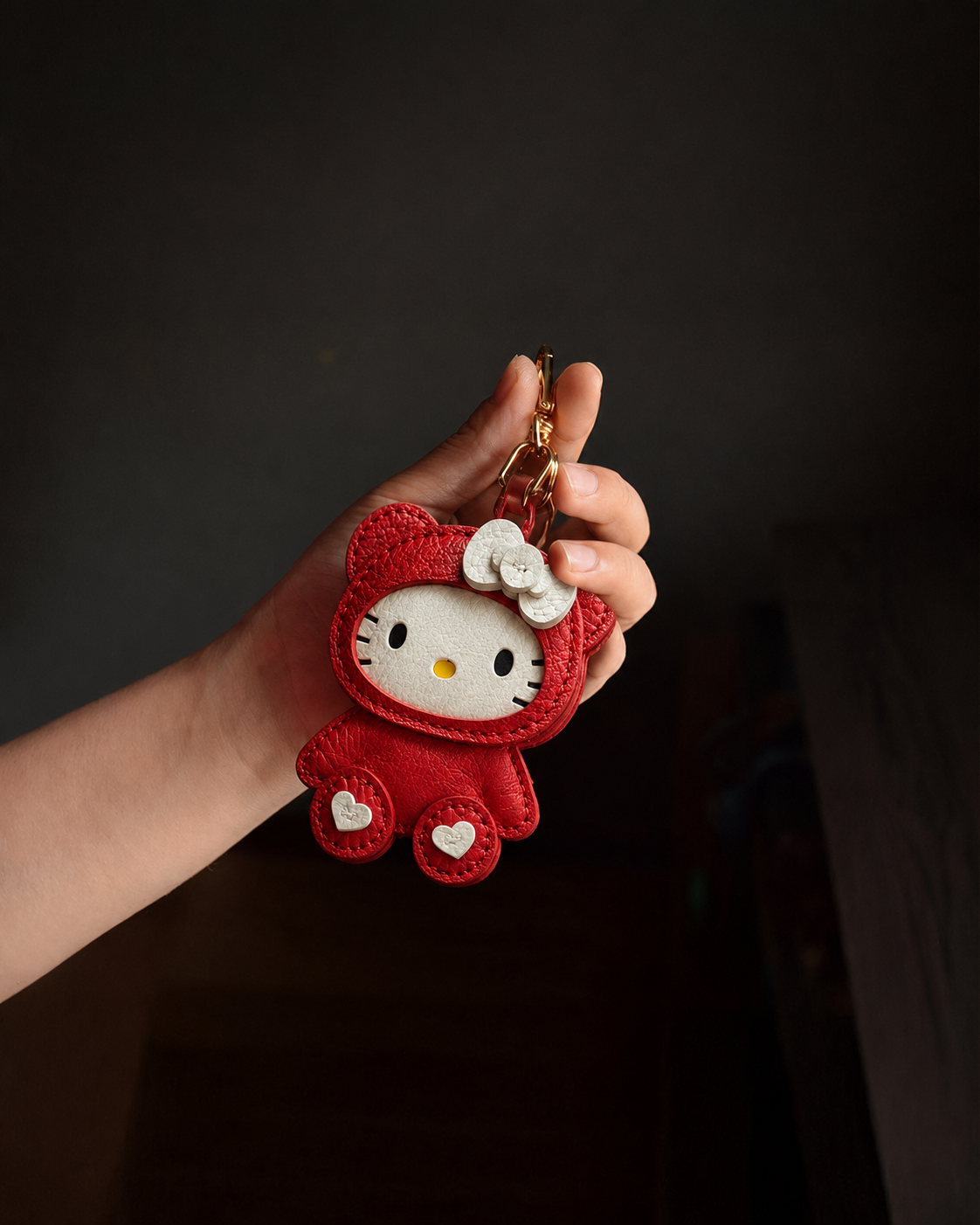 Bag Charm Hello Kitty de Pijama em uso com bolsa - Charmme Brasil